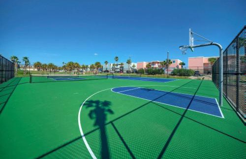 Port Aransas House | Beachfront Complex w 2 Pools Tennis Gulf Views Rise N Beach by AvantStay