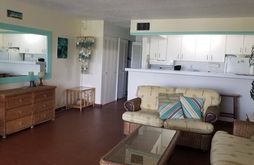 Red Hook Condo | Beachfront Condo just steps from Sapphire Beach