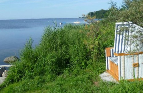 Neuendorf Apartment | Beachfront apartment with terrace and sea view - Ferienhaus Boddenblick FeWo EG