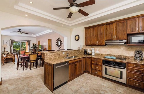 Playa Langosta Apartment | ♆Beachfront♆ Easy Beach access, security & cameras