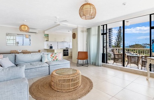 Surfers Paradise Apartment | Beachfront Escape in Surfers Paradise - CoastHM