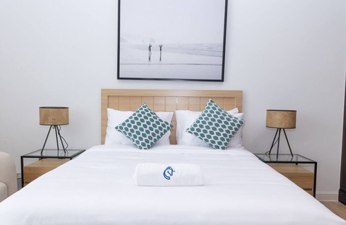 Jumeira 3 Bed & Breakfast | Beachfront Escape at Sunset Beach - Pipeline Suite