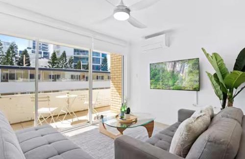 Broadbeach Apartment | Beachfront Escape Broadbeach - 2BD, Pool, Sleeps 7