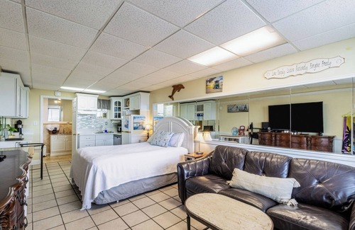 Panama City Beach Condo | Beachfront Escape | Pool, Decks and Jacuzzi Tub