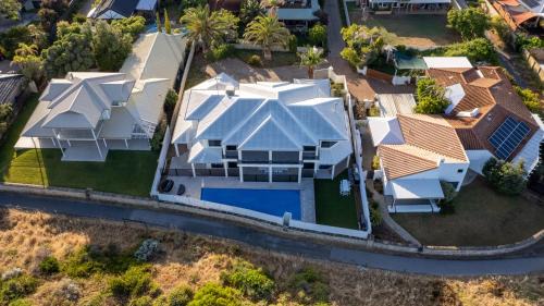 Halls Head House | Beachfront Escape Private Pool and Beach Access