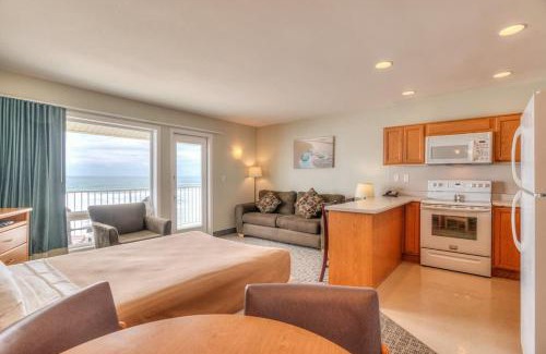 Lincoln City House | Beachfront Family Suite - Ocean View - Full Kitchen