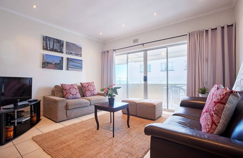 Three Anchor Bay Apartment | Beachfront Flat. Balcony, Parking & Free Wifi
