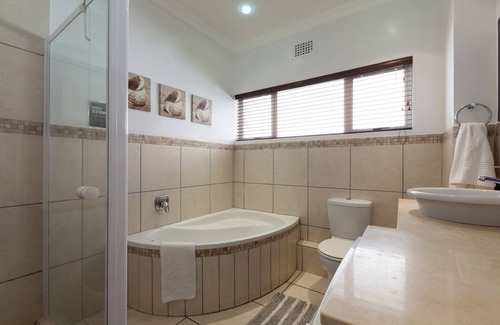 Three Anchor Bay Apartment | Beachfront Flat. Balcony, Parking & Free Wifi