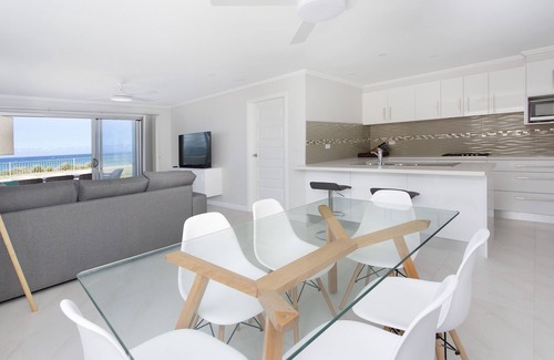 Warilla Apartment | Beachfront Ground Floor Apartment with Garden + Panoramic Views