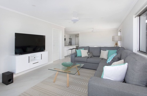Warilla Apartment | Beachfront Ground Floor Apartment with Garden + Panoramic Views