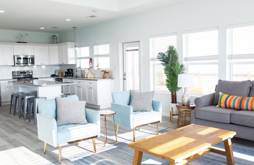 Gilchrist House | Beachfront + Heated Pool, Rare Find