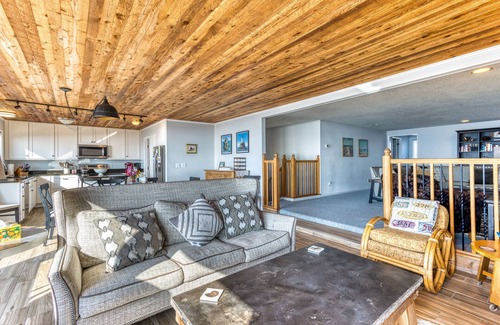 Neskowin House | Beachfront home with ocean-view hot tub & wood-burning fireplace - dog-friendly