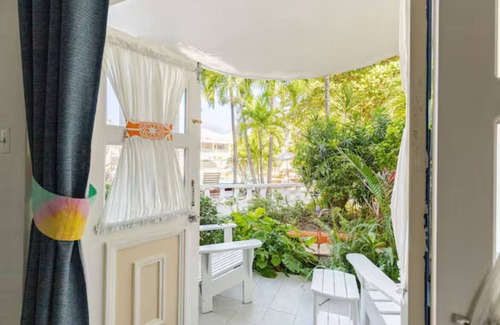 Runaway Bay Apartment | Beachfront I Pool I Wi-Fi I A/C I King Bed I Near Ocho Rios I Onsite Restaurant