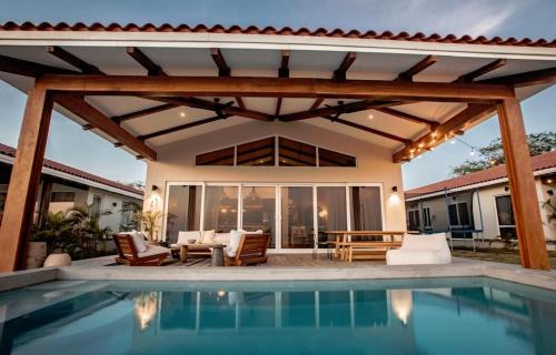 Las Escobas del Venado Villa | Beachfront Luxury and Pool 4BR Villa Linda