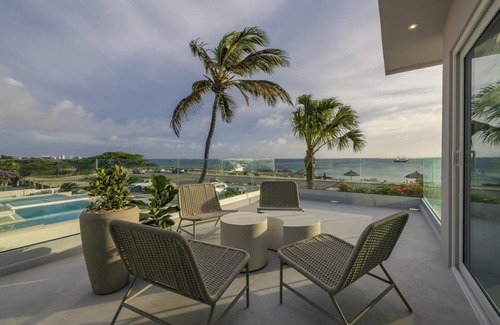 Malmok Villa | Beachfront Luxury on the Strip 514
