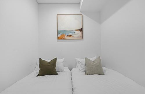 Surfers Paradise Apartment | Beachfront Luxury Skyhome Ocean 3BR with Parking
