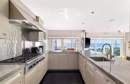El Porto House | Beachfront Manhattan Beach Townhome on The Strand