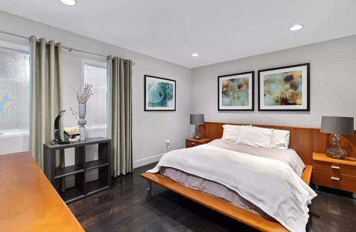 El Porto House | Beachfront Manhattan Beach Townhome on The Strand