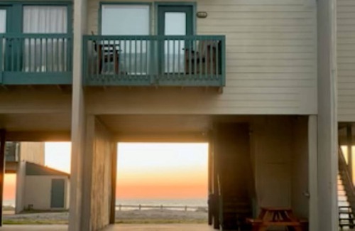 Freeport Condo | Beachfront One Bedroom Condo with a Pool/2 nights or 7 nights. Pet friendly!