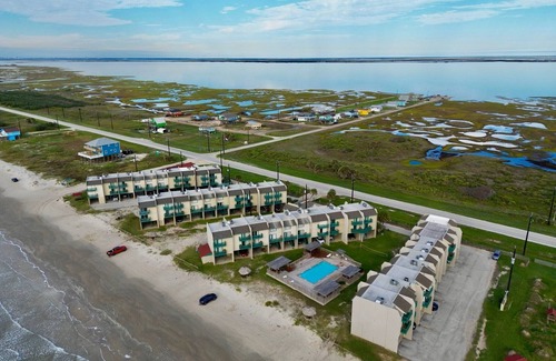 Freeport Condo | Beachfront One Bedroom Condo w/Pool; 2 Night or 7 Night Stay. Pet Friendly!