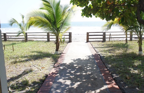 La Libertad House | Beachfront paradise! Villa San Miguel! 4 bdrs, sleeps 14 pool & steps from beach