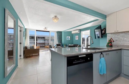 Isla Verde Apartment | Beachfront Penthouse Retreat- Pano 360 Sunrise Views-Airport 5mins-Free Parking