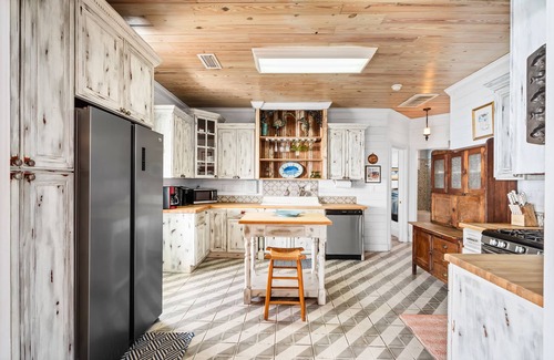 Ocean Springs House | Beachfront Property in Ocean Springs, Overlooking the Gulf of Mexico. Sleeps 14