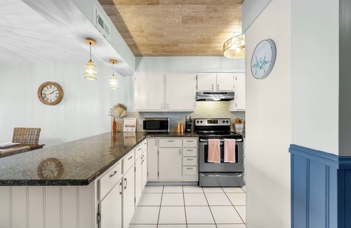 Biltmore Beach Condo | Beachfront Regency Heated Pool, Tiki Bar & Hot Tub