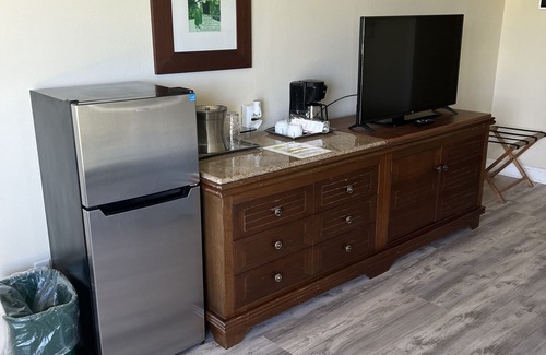 Hanamaulu Condo | Beachfront Resort, Tropical pools with cascading waterfalls, Restaurants on site