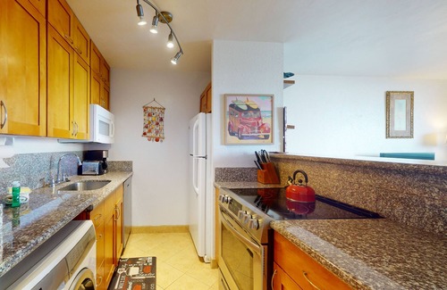 Maalaea Condo | Beachfront retreat with lanai, WiFi, pool, & hot tub - prime turtle spot