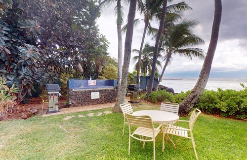 Maalaea Condo | Beachfront retreat with lanai, WiFi, pool, & hot tub - prime turtle spot
