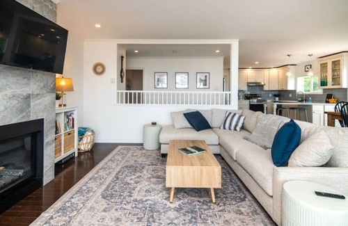 Campbell River House | Beachfront | Sandy Shore, Near Mt. Washington