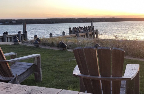 East Hampton Boat Rental | Beachfront serenity! Sleep on the water +under the stars 🧜🏼‍♀️✨
