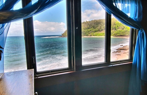 Kilauea Cottage | BEACHFRONT! So close to the ocean you can feel the sea spray!