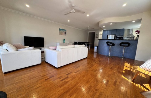 North Ward Apartment | Beachfront The Strand - Spacious Apt. 2/103 - Luxurious Beachfront Apartment on The Strand