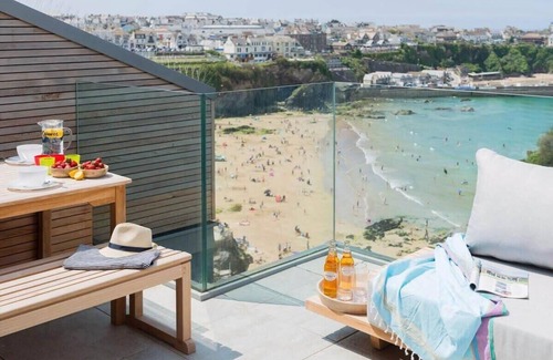 Newquay City Centre House | Beachfront Townhouse w/Lovely Sea Views, Newquay