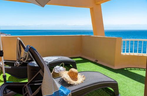 Radazul Apartment | Beachfront triplex with swimming pool & parking