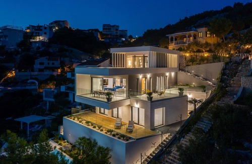 Vinisce Villa | Beachfront Villa Extravaganza with Infinity Pool