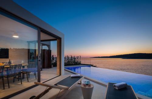 Dvornica Villa | Beachfront Villa Punta Planka with Pool