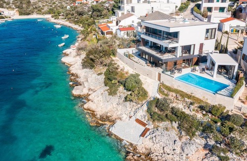 Dvornica Villa | Beachfront Villa Punta Planka with Pool