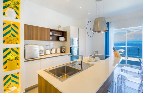 Sorrento City Centre Villa | Beachfront Villa Sorrento & private sea access