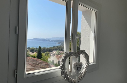 Le Pradet Villa | Beachfront villa with sea view, swimming pool and spa