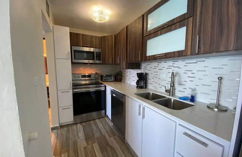 Isla Verde Apartment | Beachfront Washer/D Walk 2 eat King Bed