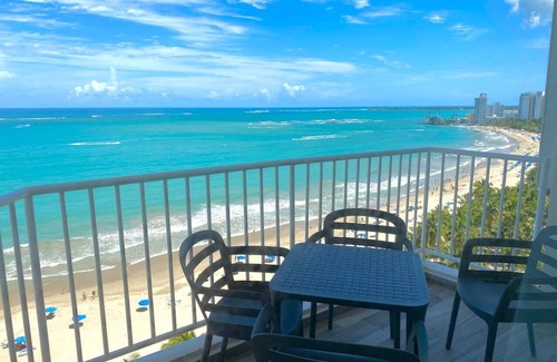 Isla Verde Apartment | Beachfront Washer/D Walk 2 eat King Bed
