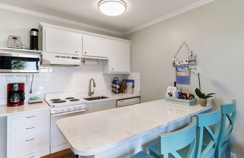 Isle of Palms Condo | Beachfront well stocked 1 bedroom sea cabin w/beach view, pier, community pool.