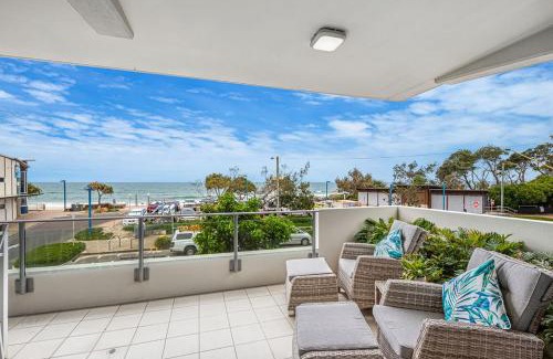 Maroochydore Apartment | Beachfront with Pool - 3 bed 2 bath spacious open plan