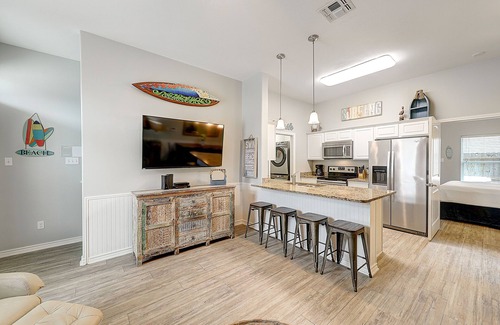 Corpus Christi House | Beachfront with Pool & Private Hot Tub – Dog-Friendly, Steps to Whitecap Beach