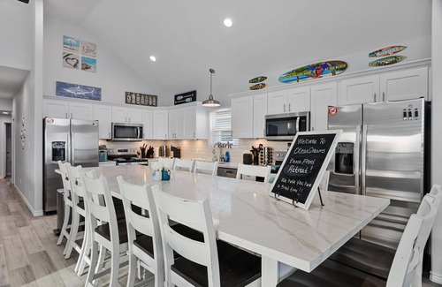 Port Bolivar House | BeachfrontHeatedPool!2HotTub!Wedding!EventParking!Sleep32!Pets!Starlink!PuttPutt