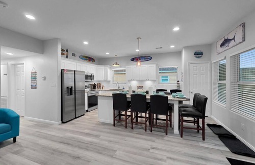 Port Bolivar House | BeachfrontHeatedPool!HotTub!Weddings!EventParking!Sleep24!Pets!Starlink!PuttPutt