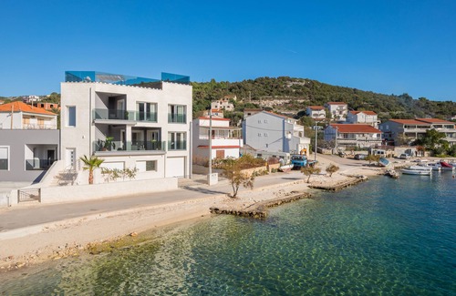 Vinisce Villa | Beachront Luxury Villa w/rooftop pool, gym + spa Only 20 Min. From Split Airport